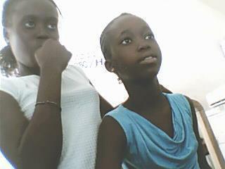 celle  ki est  deriere c astou une couzine